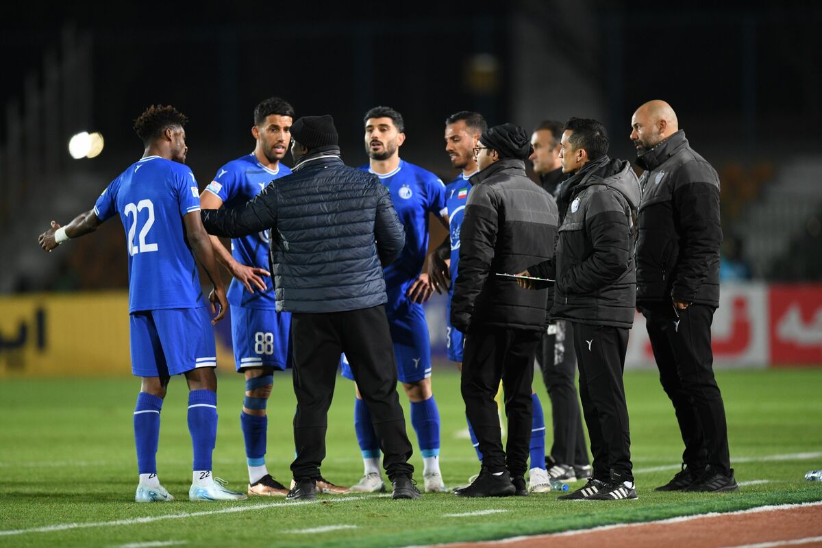 استقلال بدون مهاجم مثل کوسه بدون دندان است/ مدیران هلدینگ سر کیسه را شل کنند/ ساپینتو گلزن نداشتهباشد باید قید قهرمانی را بزند!