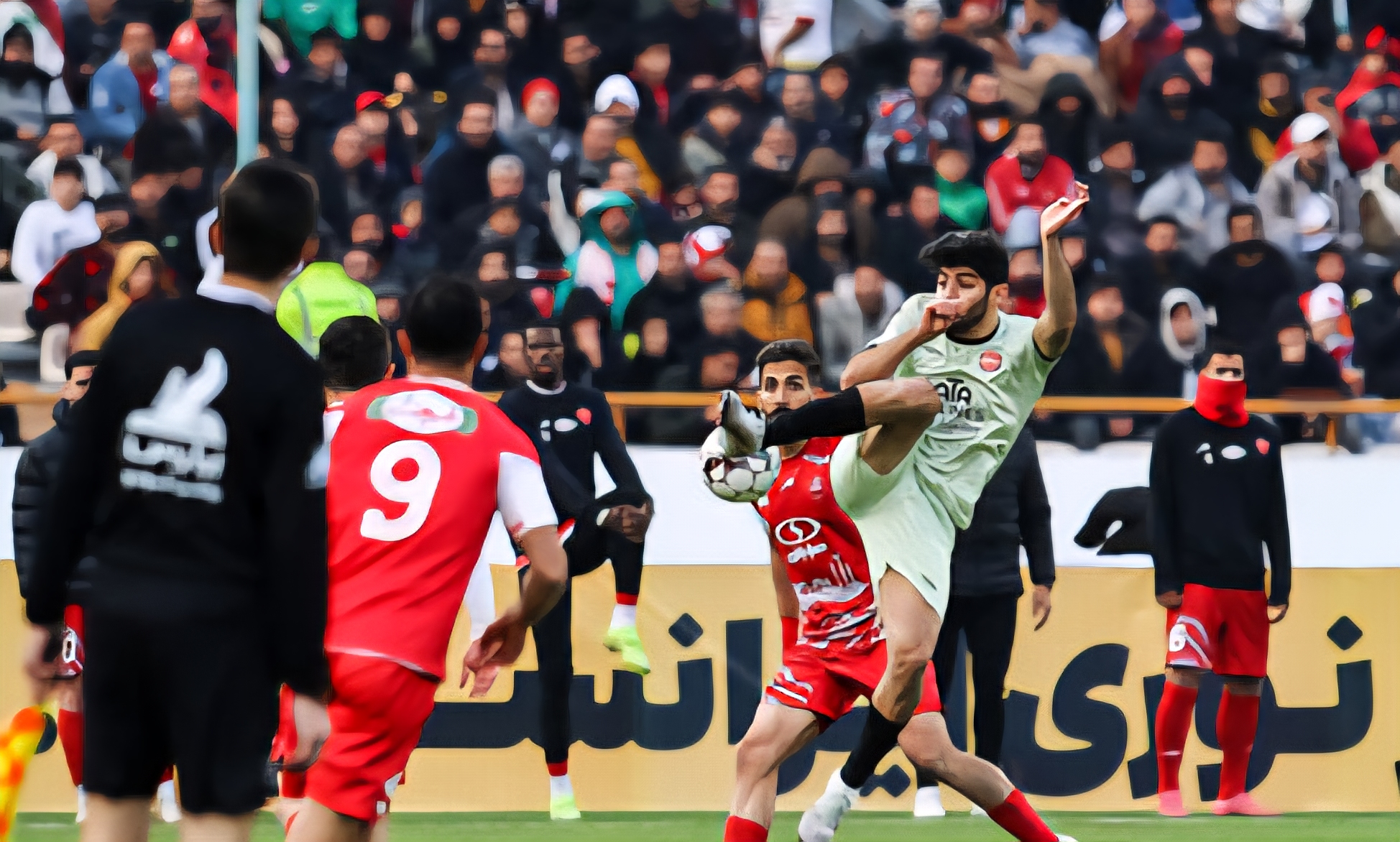 مخالفت زنوزی با واگذاری بازیکن به پرسپولیس؛ ترابی میماند، بقیه هم بهسادگی جدا نمیشوند مخالفت زنوزی با واگذاری بازیکن به پرسپولیس؛ ترابی میماند، بقیه هم بهسادگی جدا نمیشوند