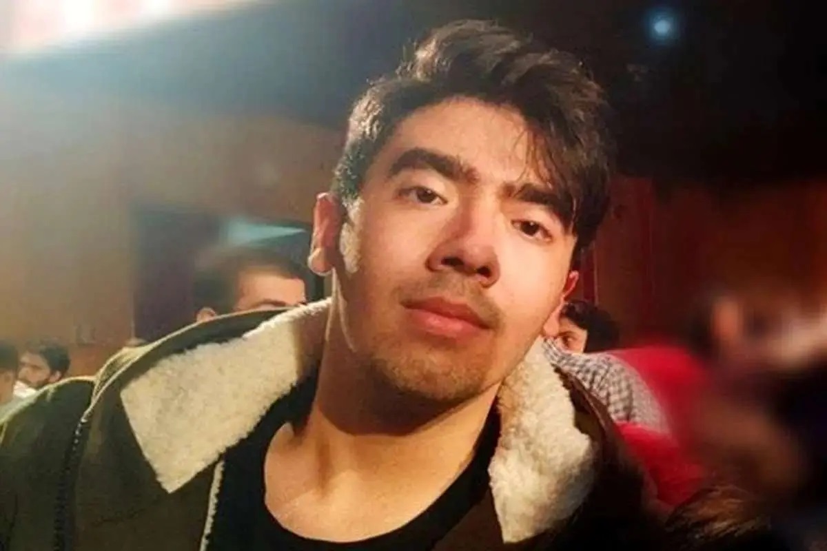 وکیل اولیای دم امیرمحمد خالقی، دانشجوی مقتول دانشگاه تهران: متهم به قتل در دادگاه نه صدایش می‌لرزید و نه گریه می‌کرد / او هنوز در هیجانات سنین نوجوانی به سر می‌برد و فکر می‌کند دادگاه هم شبیه مدرسه است / احتمالا مرداد ماه زمان اجرای حکم قصاص مشخص می‌شود