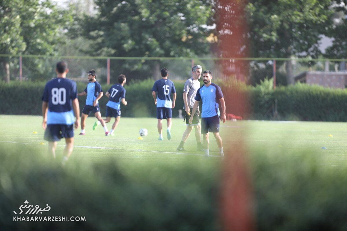 جوانان استقلال نزدیک درهای خروج! جوانان استقلال نزدیک درهای خروج!