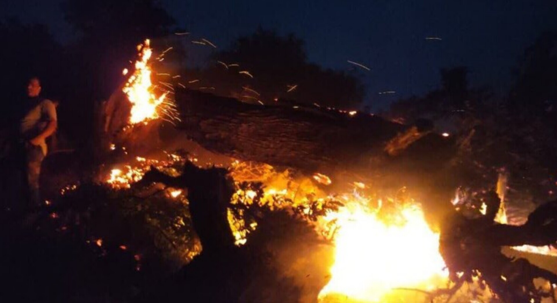 آتش سوزی یک ساختمان مسکونی در نسیم شهر تهران/ شهردار: ۴ عضو خانواده جان باختند/ منشأ احتمالی حریق، اتصال برق بوده