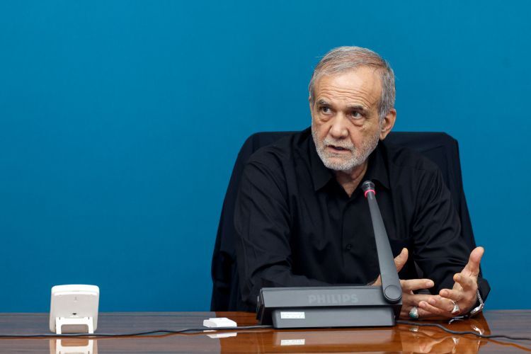 پزشکیان: نباید منابع یک استان را به نام سیاست یا نفوذ، به استان‌های دیگر انتقال داد/ در حال مذاکره با وزرا و دستگاه‌های مرکزی هستیم تا اختیارات به تدریج به استان‌ها منتقل شود؛ این فرایند ساده نیست، اما شروع شده و با حمایت رهبری همراه است/ دخل و خرج هر استان باید در اختیار خودش باشد