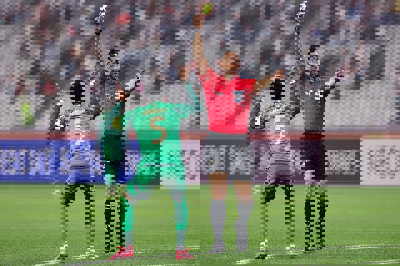 داور خوشیمن عمانی بازی استقلال را سوت میزند داور خوشیمن عمانی بازی استقلال را سوت میزند