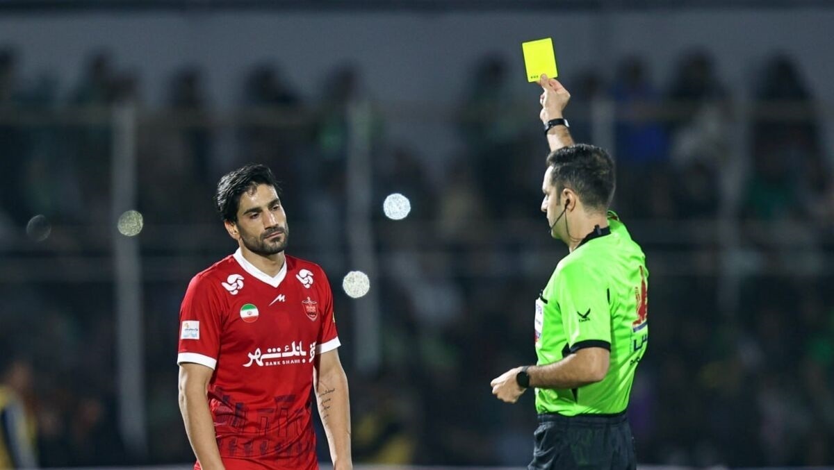 مدافع پرسپولیس باید اخراج میشد/ داور گفت به تو ربطی ندارد! مدافع پرسپولیس باید اخراج میشد/ داور گفت به تو ربطی ندارد!