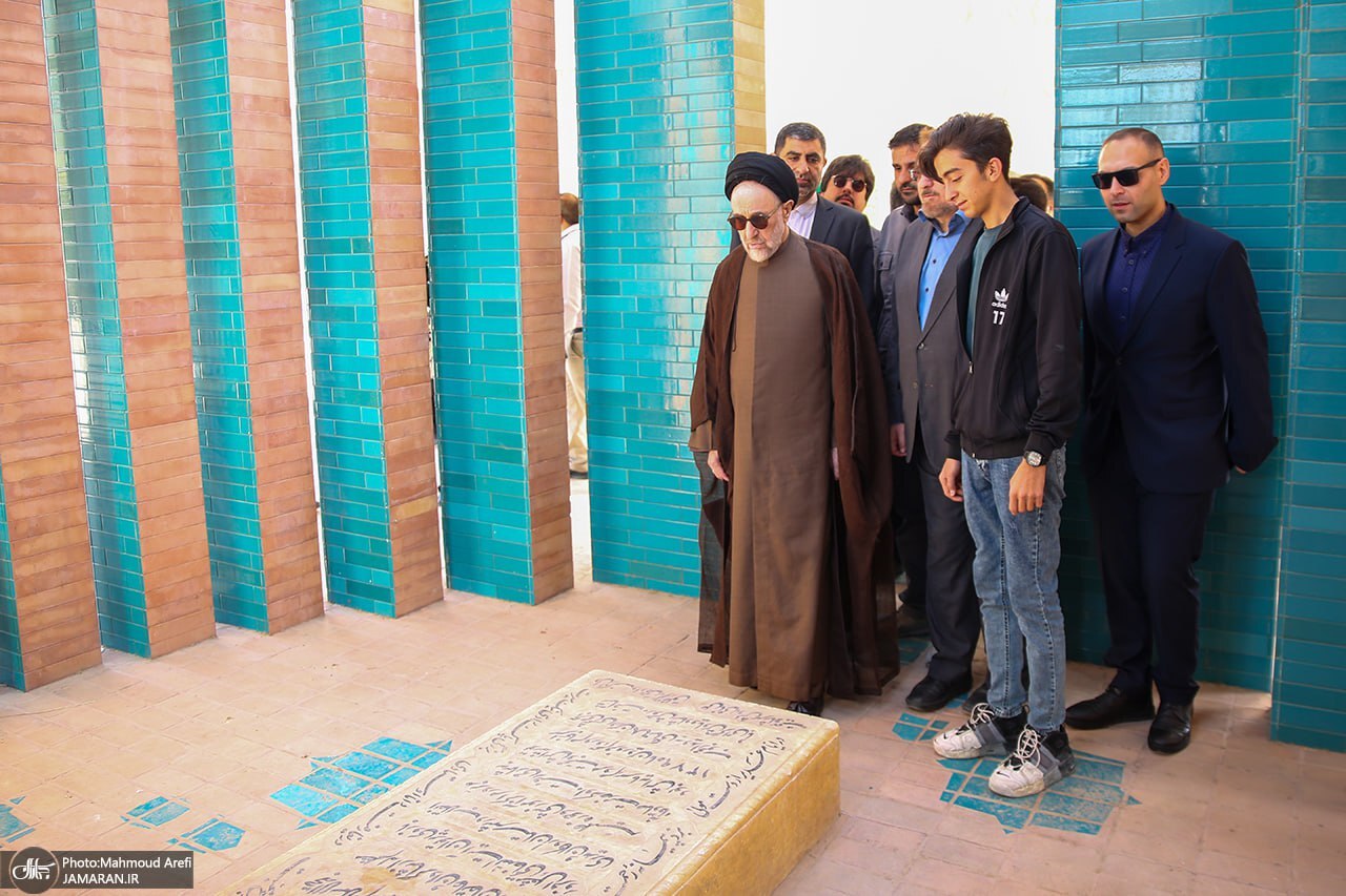 حضور سیدمحمد خاتمی بر مزار پدرش+عکس