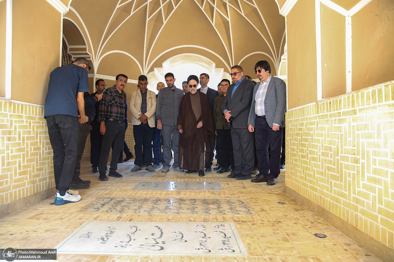 حضور سیدمحمد خاتمی بر مزار پدرش+عکس