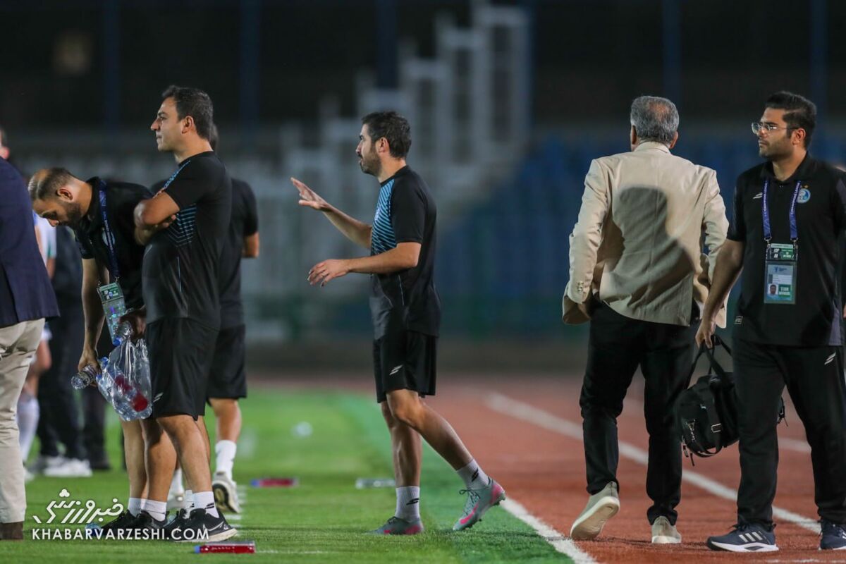 امیدوارم این داور دوباره باعث ناراحتی استقلالیها نشود!/ پیروز قربانی از بازیکنانی بود که در کنار او بازی کردهام امیدوارم این داور دوباره باعث ناراحتی استقلالیها نشود!/ پیروز قربانی از بازیکنانی بود که در کنار او بازی کردهام