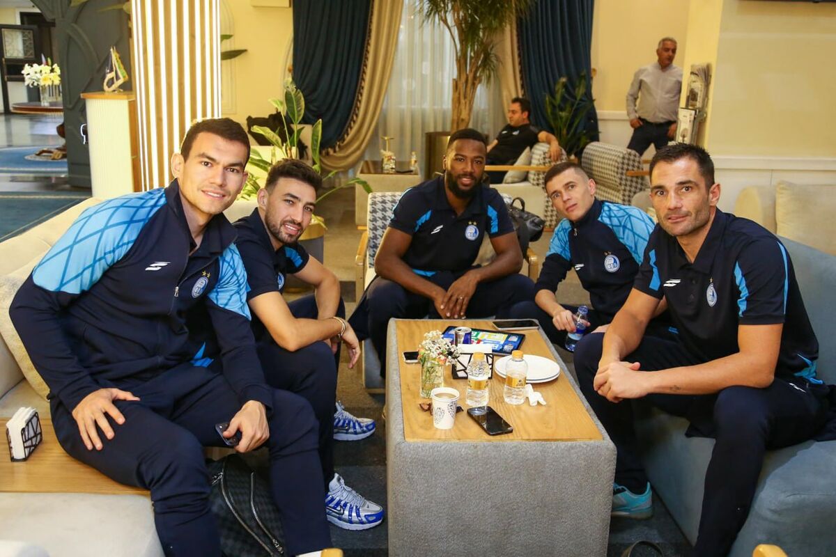 شیوه عجیب محافظت از بازیکنان استقلال در شیراز شیوه عجیب محافظت از بازیکنان استقلال در شیراز