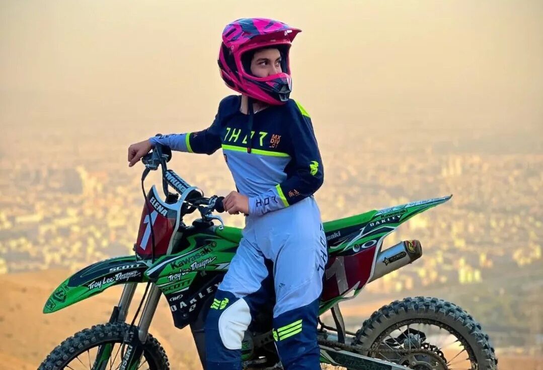 حضور بازیکن پرسپولیس در کنار النا معدنیپور/ جراحی النا جواب داد اما سطح هوشیاری تکان نخورد حضور بازیکن پرسپولیس در کنار النا معدنیپور/ جراحی النا جواب داد اما سطح هوشیاری تکان نخورد