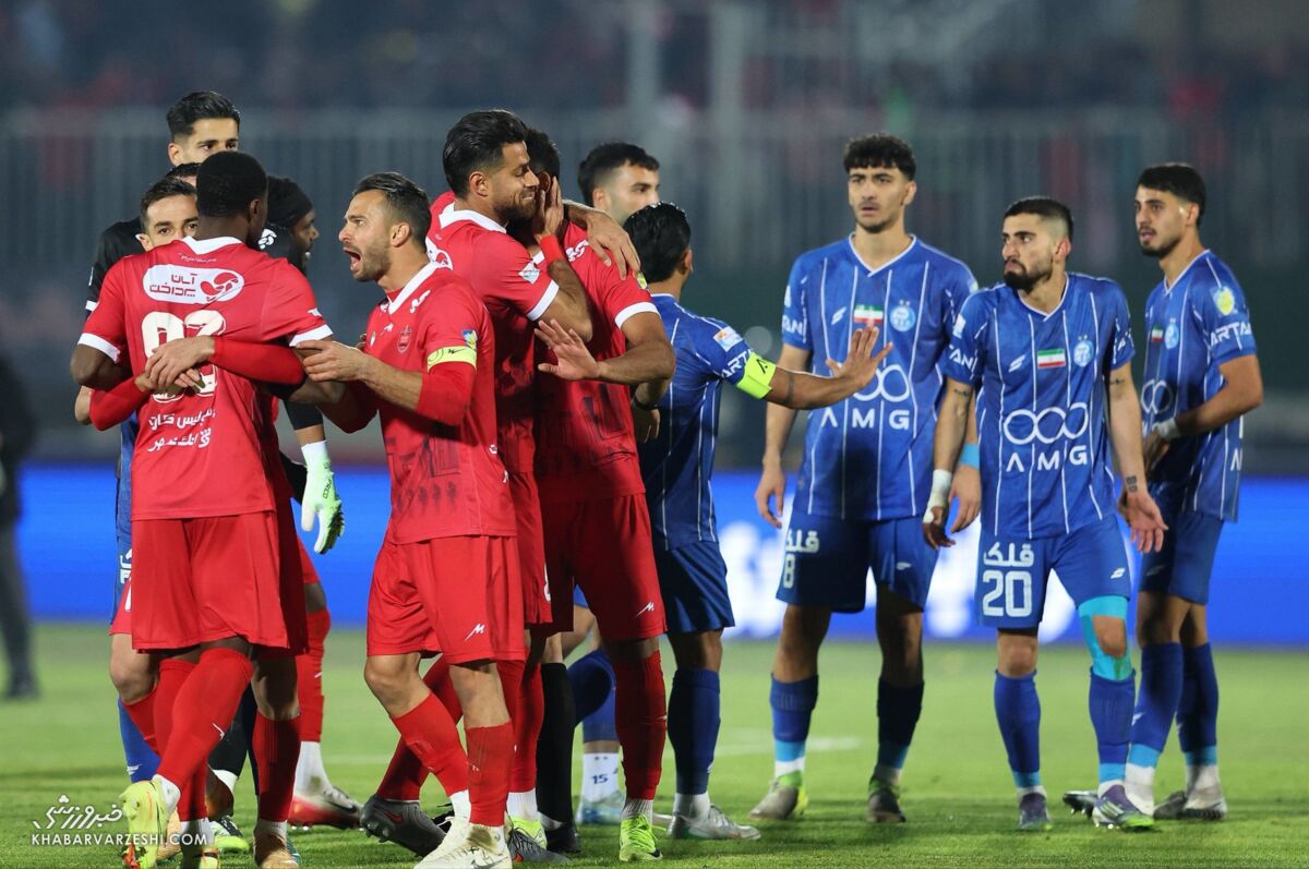 درگیری مدافع پرسپولیس با مهاجم استقلال بعد از سوت پایان/ بازیکن خشمگین سریع محاصره شد! +عکس