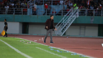 گربه سیاه چشم در چشم اوسمار!