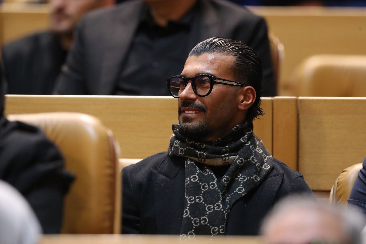 عکس| تیپ کلاسیک و لاکچری رامین رضاییان در شب یلدای استقلالی‌ها