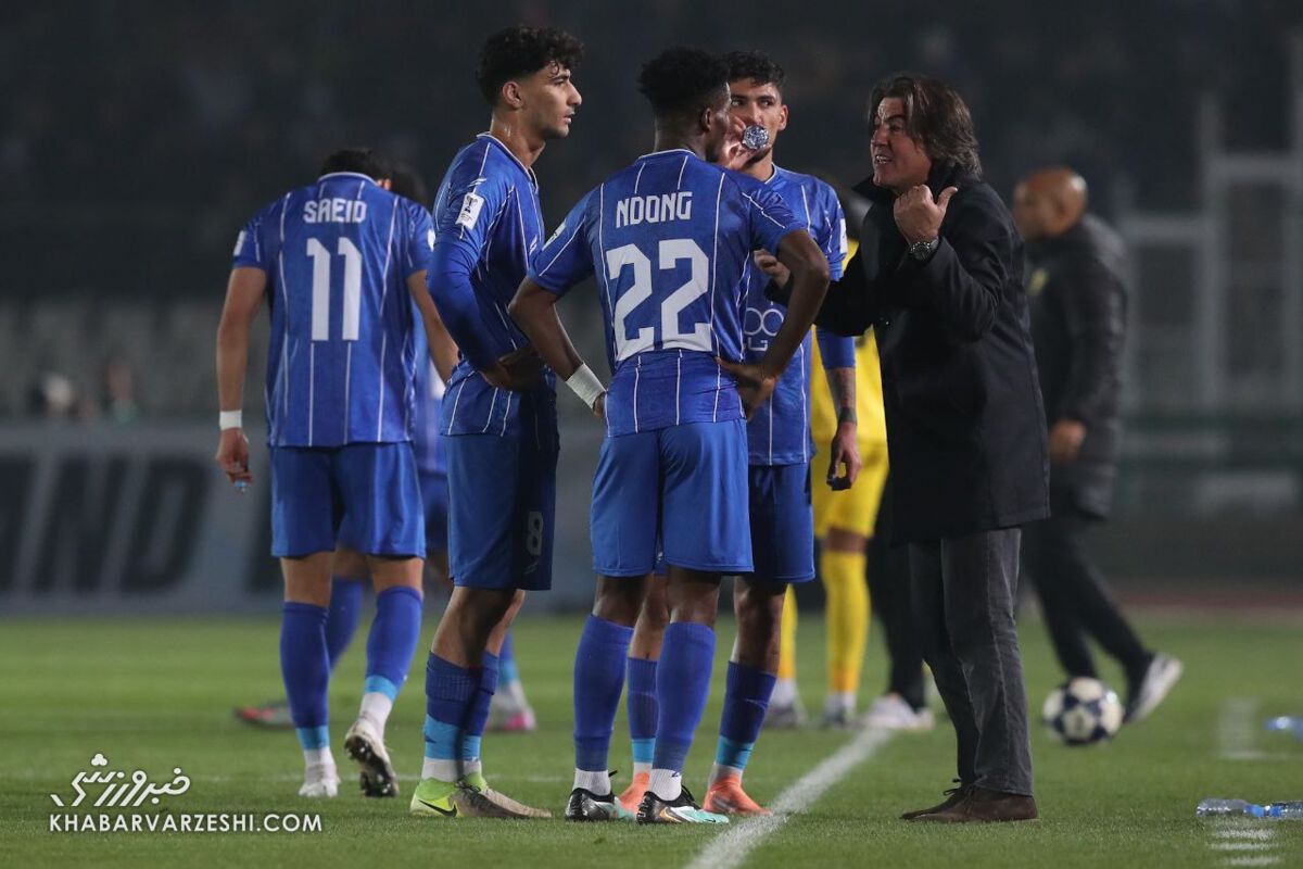 واکنش هواداران خشمگین استقلال به تساوی مقابل الوصل/ فرار بازیکنان ساپینتو به رختکن واکنش هواداران خشمگین استقلال به تساوی مقابل الوصل/ فرار بازیکنان ساپینتو به رختکن