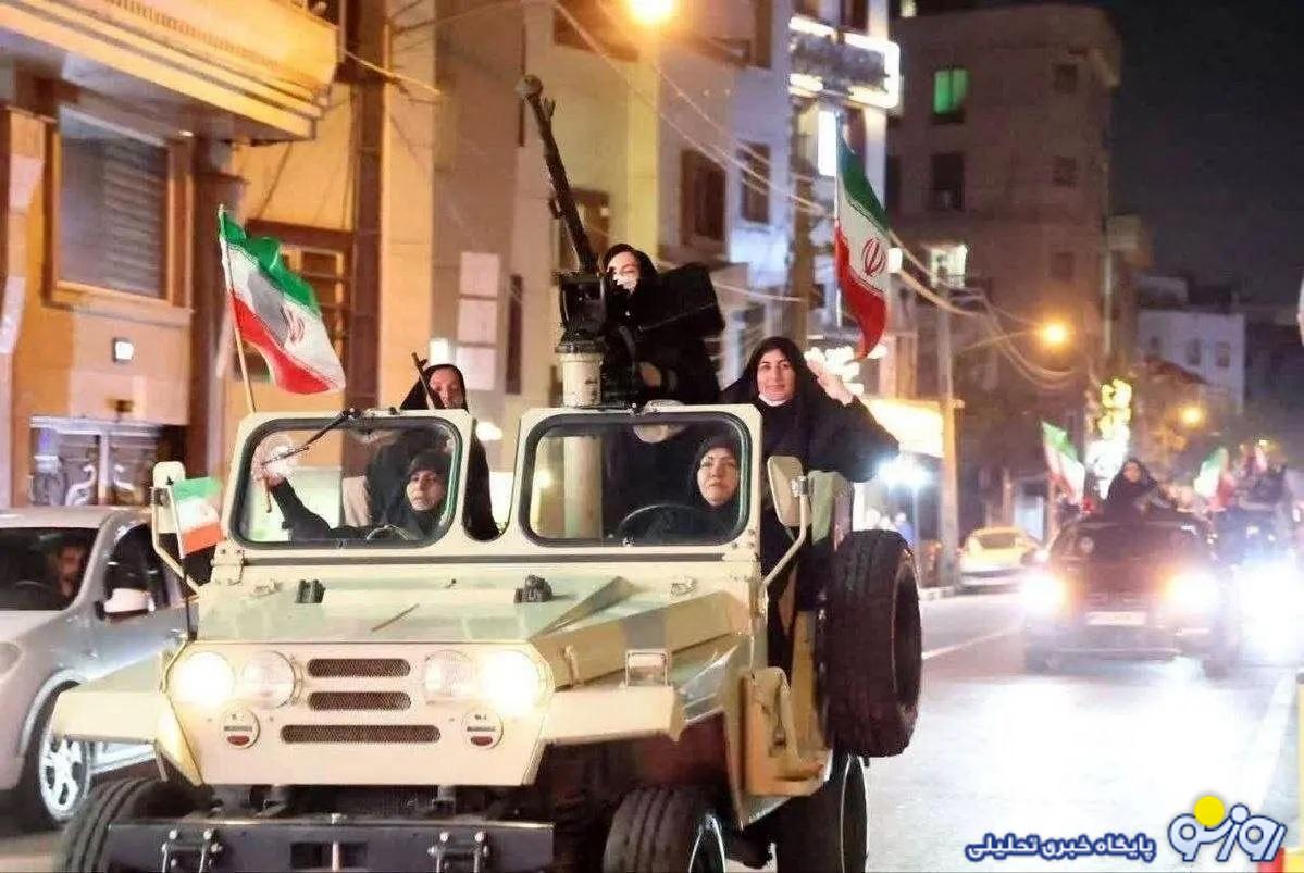 رژه زنان ایرانی با خودروی نظامی در خیابان‌های تهران